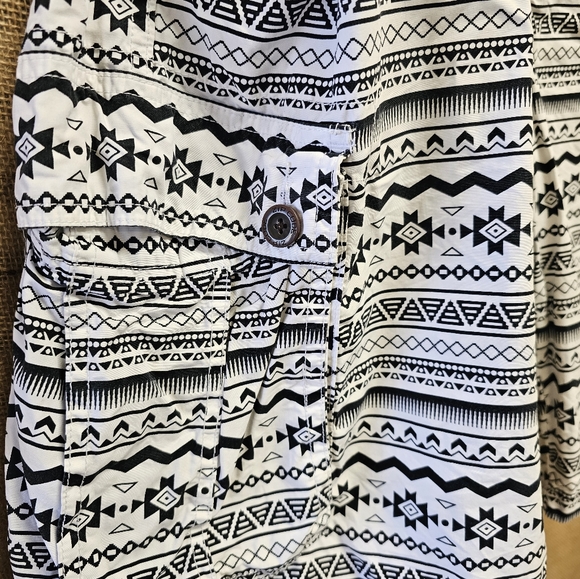 Zipcode Bermuda shorts 42" black & white in Tribal print. 100% cotton in GWC - Picture 2 of 6